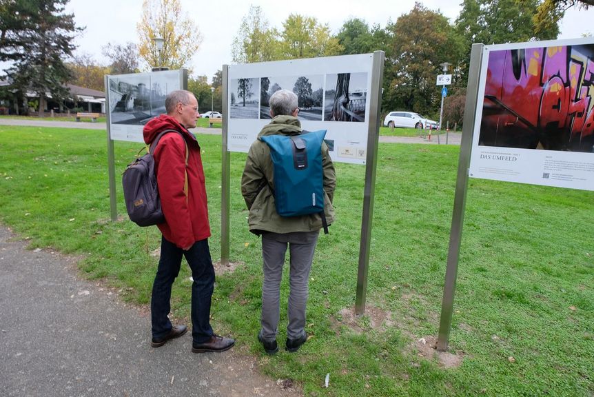 Besucher von Bildertafeln. 