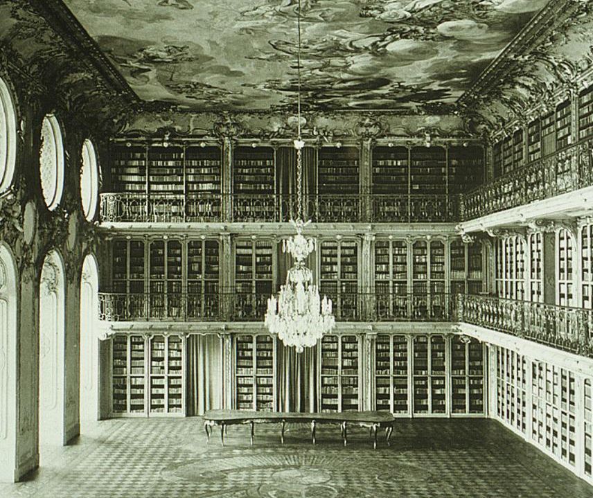 Image: Staatliche Schlösser und Gärten Baden-Württemberg, Arnim Weischer Library Cabinet in Mannheim Palace, historical photograph before 1945